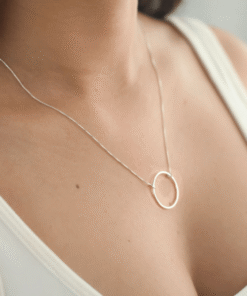 Moça jovem usando um colar Circulo próximo